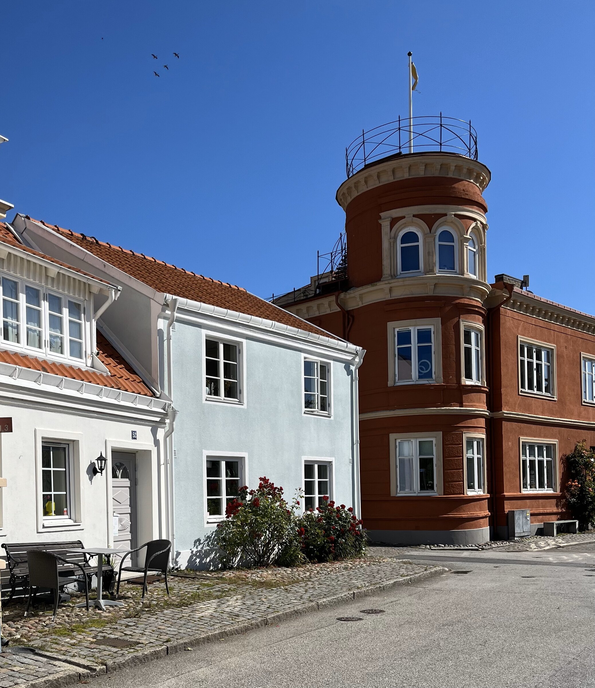 Korsvirkeshus och hamnpromenaden vid Ystads Marina